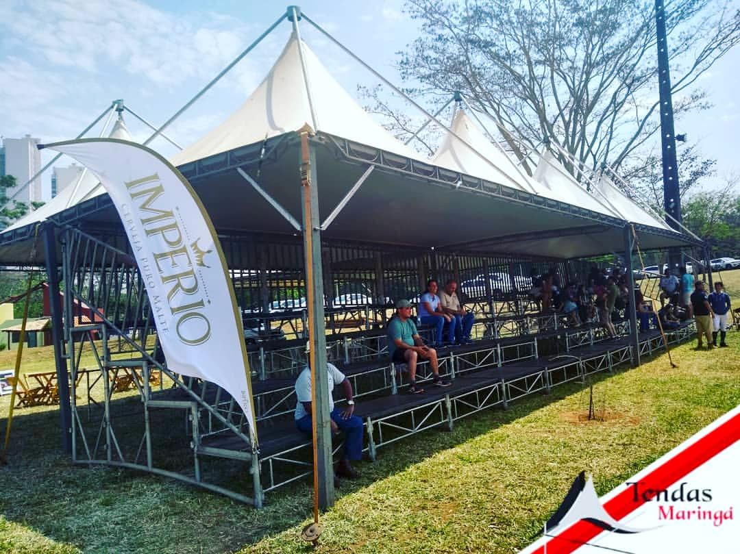 Arquibancada modular montada em evento, com público sentado