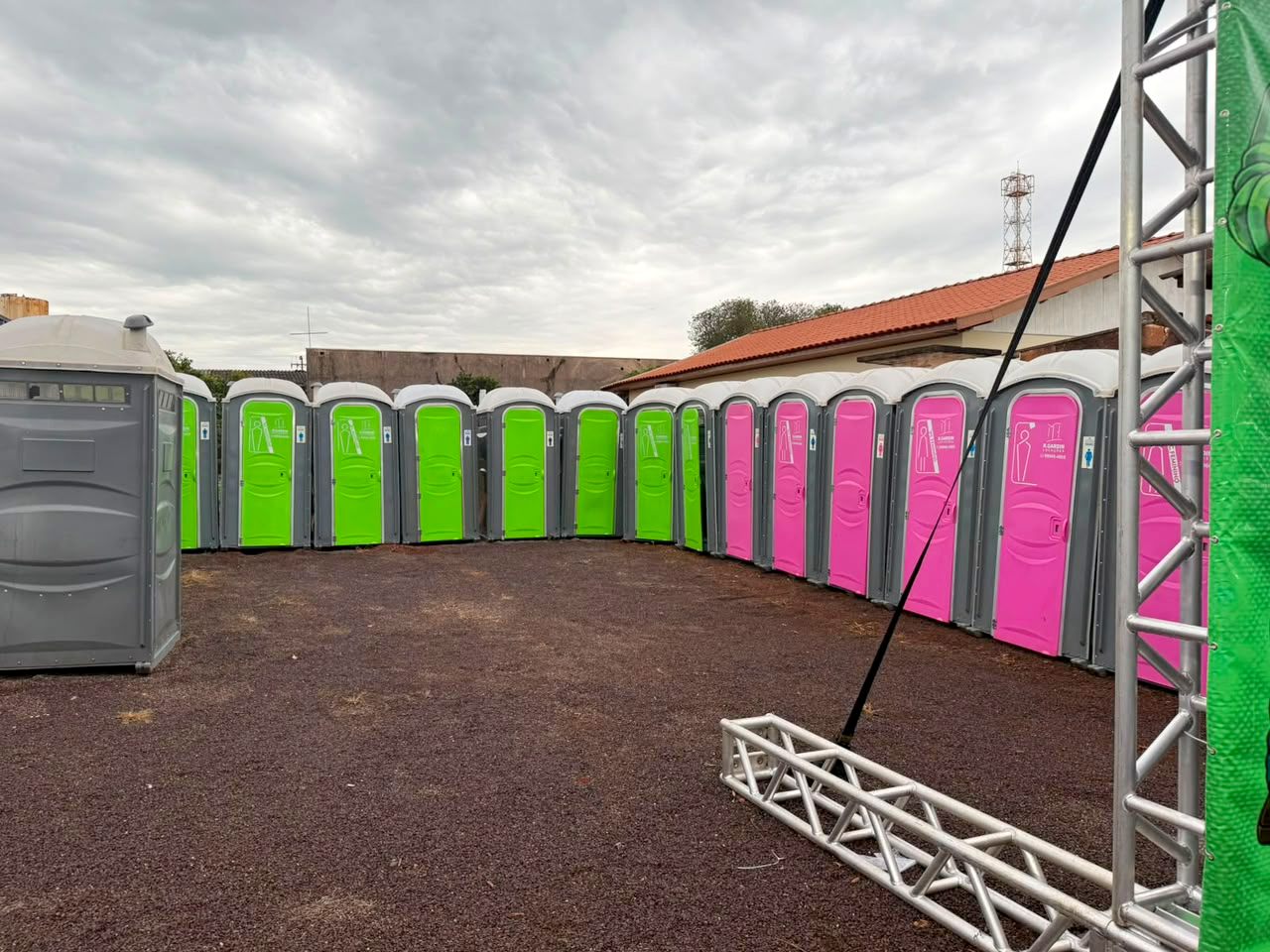 Fileiras de cabines de banheiro químico higienizadas