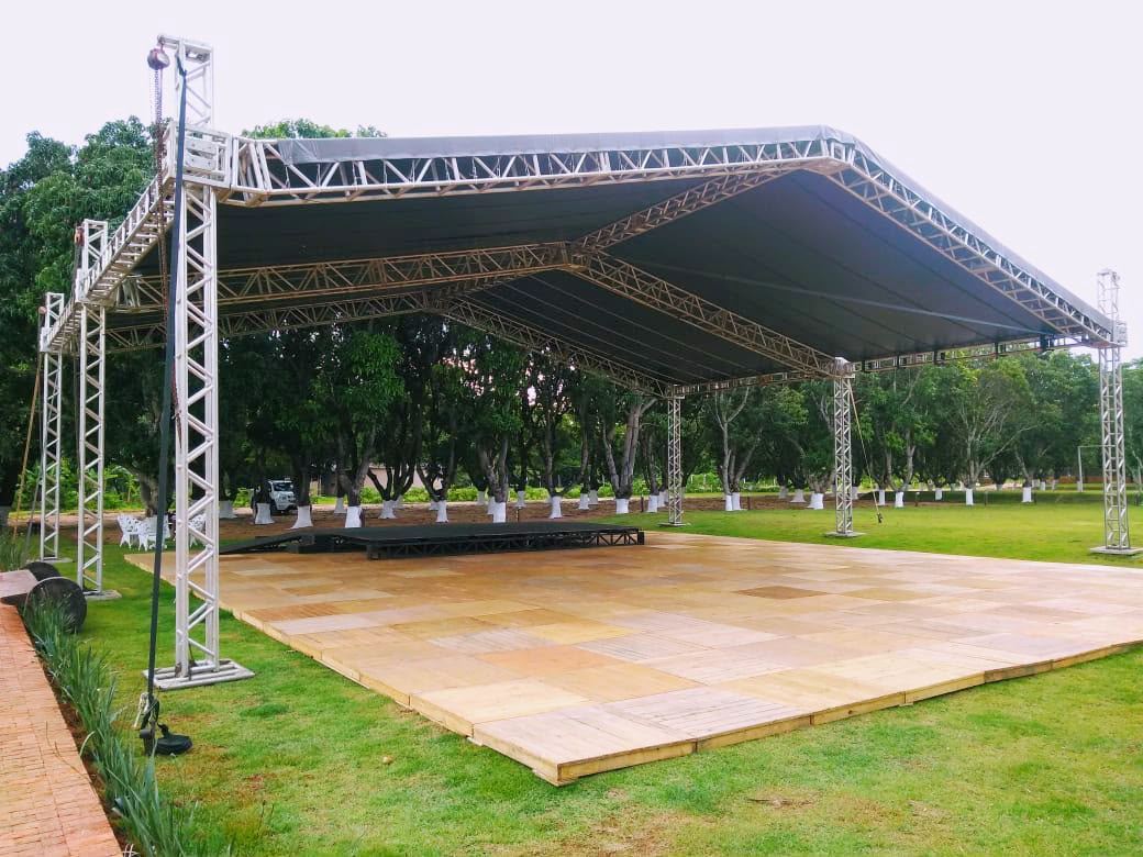 Estrutura em box truss com cobertura sobre piso de madeira