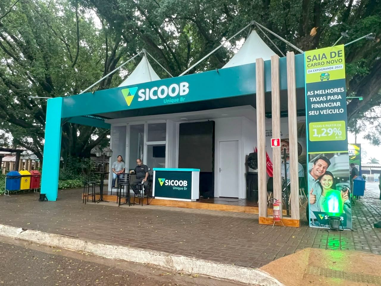 Estande montado com fachada e balcão em feira de negócios