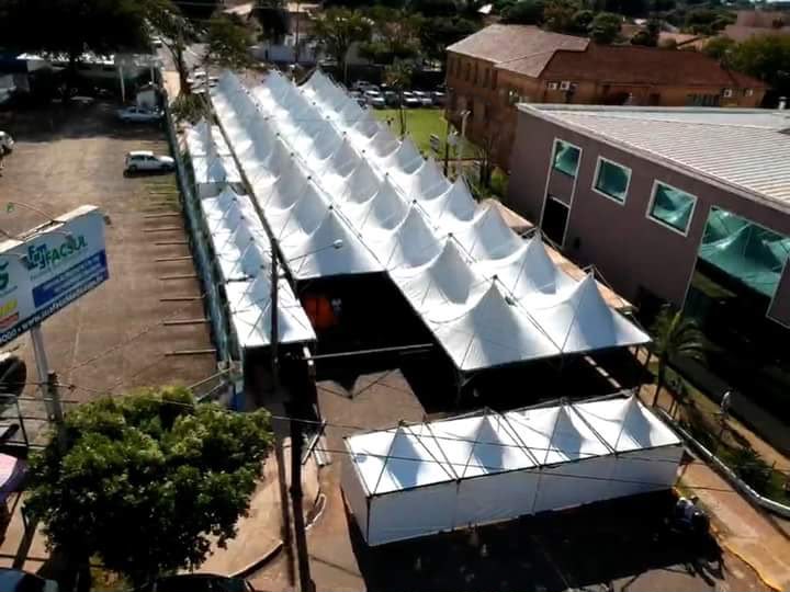 Vista aérea de tendas montadas em fila para evento de rua